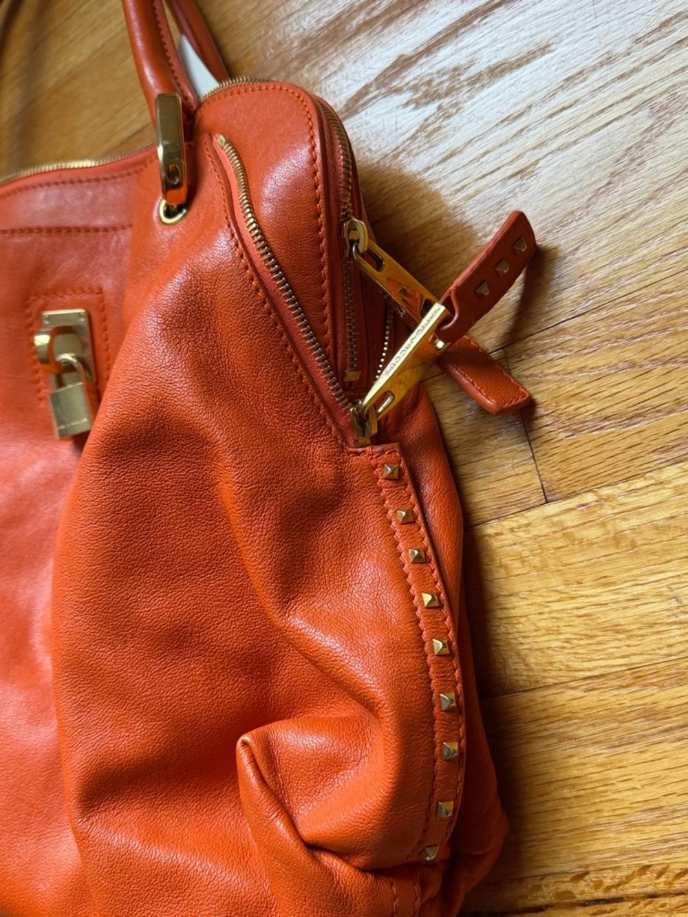 Marc Jacobs Mandarin Leather Shoulder Bag with Gold Hardware - Picture 9 of 10